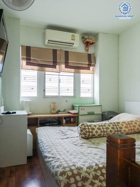 ทาวน์เฮ้าส์มือสองย่านนนทบุรี ม.พฤกษาวิลล์22 พระราม5-2 เนื้อที่มากถึง 19.5 ตร.ว. ฟังก์ชัน 3 ห้องนอน 2 ห้องน้ำ 1 ที่จอดรถ ร่มรื่น เงียบสงบ เพื่อนบ้านเป็นมิตร บนทำเลเดินทางสะดวก เชื่อมต่อหลายเส้นทาง ใกล้รถไฟฟ้าสายสีม่วง "สถานีแยกติวานนท์", สะพานพระราม 5 และทางด่วน "ศรีรัช"...